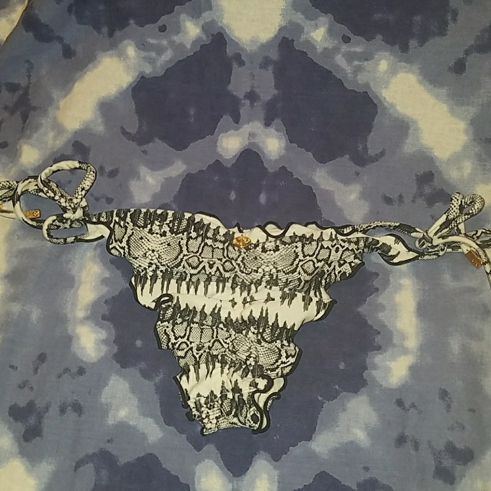 Vix Ruffled Bikini - Picture 2 of 2